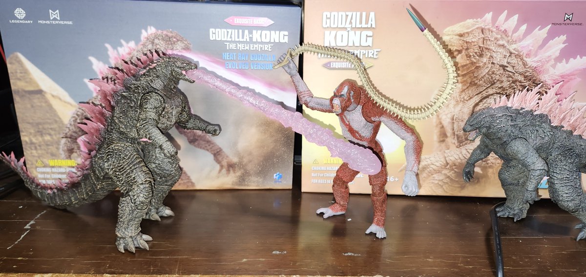gfwavp100's tweet photo. @Monsterverse @GodzillaMovieUK @Legendary @hlyatoys 先に届いたエヴォゴジ放射熱線ver.に続き、昨日届く筈が今日届いた同🟦#HiyaToys✨のド腐れ赤猿こと🟥#SCARKING/#スカーキング🐒も来ました💥
無論エヴォゴジ熱線ver.と並べて劇中のブラジル・リオデジャネイロでの最終決戦を再現しました🇧🇷💥
#GODZILLAXKONGTHENEWEMPIRE
#ゴジラxコング新たなる帝国 https://t.co/atWwBt2rbh