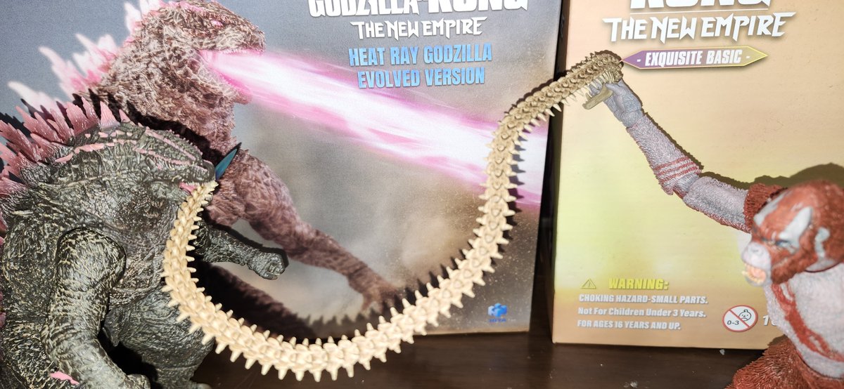 gfwavp100's tweet photo. @Monsterverse @GodzillaMovieUK @Legendary @hlyatoys 先に届いたエヴォゴジ放射熱線ver.に続き、昨日届く筈が今日届いた同🟦#HiyaToys✨のド腐れ赤猿こと🟥#SCARKING/#スカーキング🐒も来ました💥
無論エヴォゴジ熱線ver.と並べて劇中のブラジル・リオデジャネイロでの最終決戦を再現しました🇧🇷💥
#GODZILLAXKONGTHENEWEMPIRE
#ゴジラxコング新たなる帝国 https://t.co/atWwBt2rbh