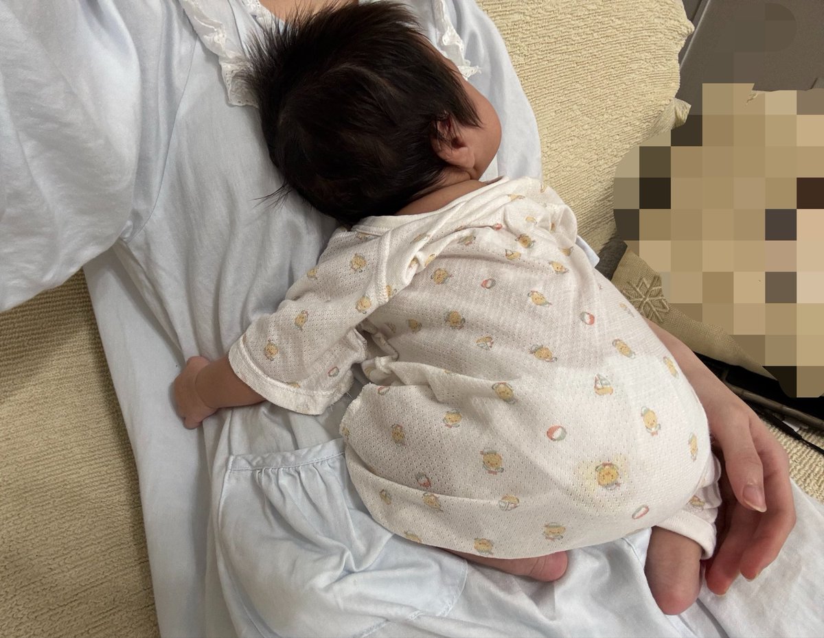 misternutsdor's tweet photo. 絶対にベビーベッドのが寝やすいはずなのになんで私の上で寝るんだろう、、、、 https://t.co/rkbPNCXyww