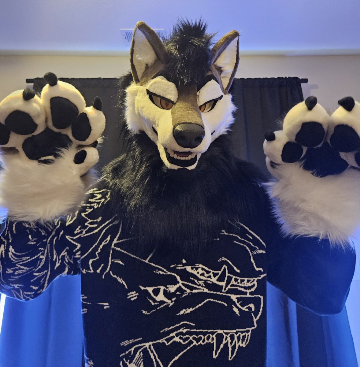 KaydeWoof's tweet photo. First pics taken with my fursuit! https://t.co/zISd2agKWN