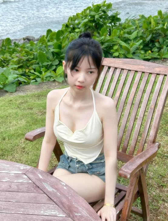 buiuloost's tweet photo. 要敬业还得是舞蹈生  跳舞的时候奶子蹦出来了都若无其事继续跳 不知道还是故意的？  #马来西亚 #晚会 #舞蹈生 #跳舞 #露出 https://t.co/LQ7d5MweLS