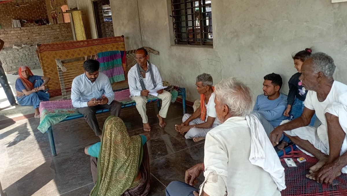 MehulGramaevak's tweet photo. गांव में काम करने वाले ग्रामसेवक के पास अपना उचित कार्यालय नहीं, लेकिन योजनाओं की जिम्मेदारी लगातार बढ़ती जा रही है। आवेदन लेने, दस्तावेज जांचने और किसानों को मार्गदर्शन देने के लिए उचित कार्यालय व्यवस्था जरूरी है। @CMOGuj
#GramsevakNyayLadat https://t.co/wkVsJHipp0