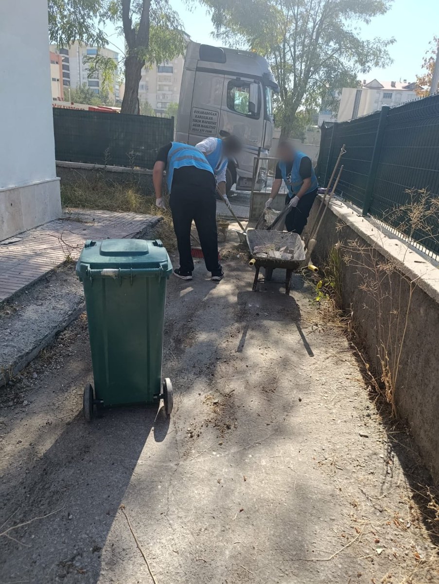 SiVASDSM's tweet photo. Sivas Mesleki Eğitim Merkezi Yeni Eğitim Öğretim Yılına Hazır
Sivas Denetimli Serbestlik Müdürlüğü tarafından gerçekleştirilen temizlik ve düzenleme çalışmalarıyla Sivas Mesleki Eğitim Merkezi, yeni eğitim öğretim yılına hazır hale getirildi. https://t.co/USE1NZ5BxL