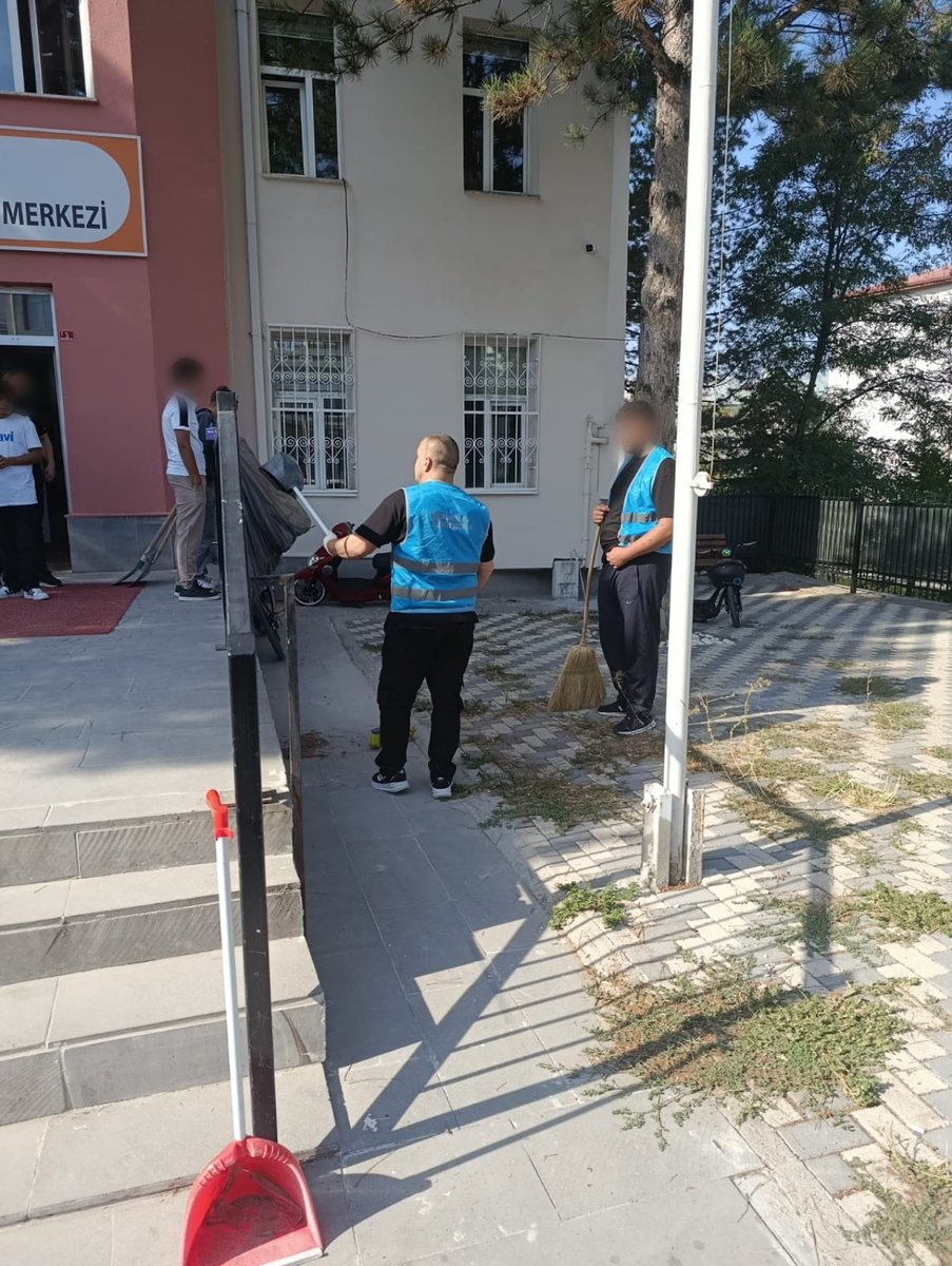 SiVASDSM's tweet photo. Sivas Mesleki Eğitim Merkezi Yeni Eğitim Öğretim Yılına Hazır
Sivas Denetimli Serbestlik Müdürlüğü tarafından gerçekleştirilen temizlik ve düzenleme çalışmalarıyla Sivas Mesleki Eğitim Merkezi, yeni eğitim öğretim yılına hazır hale getirildi. https://t.co/USE1NZ5BxL