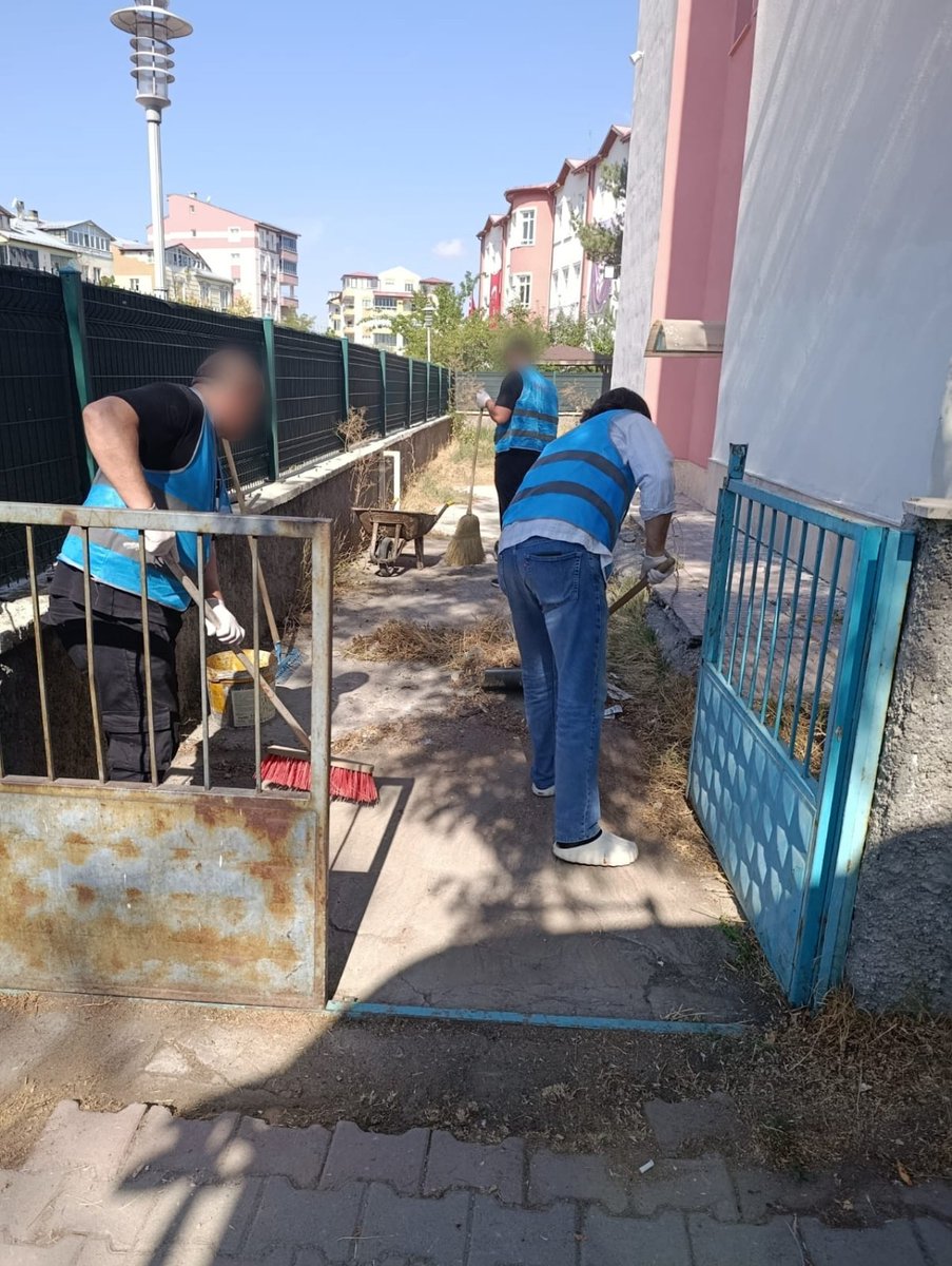 SiVASDSM's tweet photo. Sivas Mesleki Eğitim Merkezi Yeni Eğitim Öğretim Yılına Hazır
Sivas Denetimli Serbestlik Müdürlüğü tarafından gerçekleştirilen temizlik ve düzenleme çalışmalarıyla Sivas Mesleki Eğitim Merkezi, yeni eğitim öğretim yılına hazır hale getirildi. https://t.co/USE1NZ5BxL