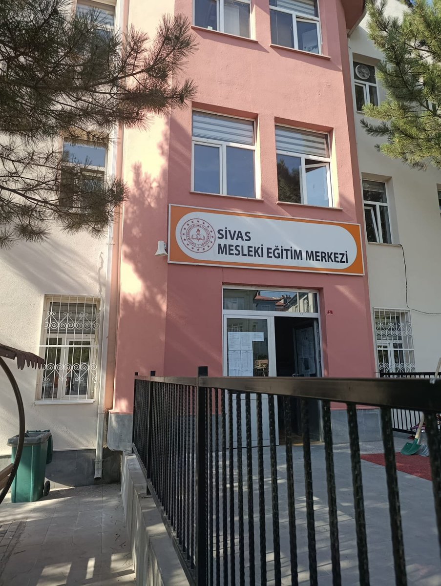 SiVASDSM's tweet photo. Sivas Mesleki Eğitim Merkezi Yeni Eğitim Öğretim Yılına Hazır
Sivas Denetimli Serbestlik Müdürlüğü tarafından gerçekleştirilen temizlik ve düzenleme çalışmalarıyla Sivas Mesleki Eğitim Merkezi, yeni eğitim öğretim yılına hazır hale getirildi. https://t.co/USE1NZ5BxL