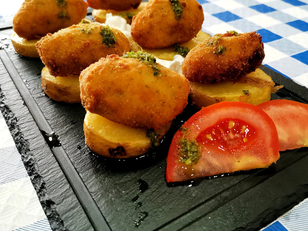 SonjaDonne0h1l's tweet photo. Tapas espaolas crujientes de patata y chorizo, con aceite de oliva y pimentón! Perfectas para compartir en la tarde. ， https://t.co/xFmyrLMl4j