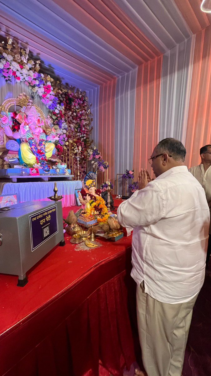 GaneshKhankar's tweet photo. गणपती बाप्पाच्या दर्शनाच्या निमित्ताने विविध गणेश मंडळांना तसेच घरोघरी भेटी देऊन बाप्पाचे मनोभावे दर्शन घेतले.
भक्ती, उत्साह आणि सामाजिक एकोप्याने नटलेला हा गणेशोत्सव सर्वांसाठी सुख, समृद्धी आणि आनंद घेऊन येवो, हीच बाप्पाच्या चरणी प्रार्थना!

#GanpatiCelebration #GanpatiUtsav #BappaMorya #ganpatibappamorya

[ Ganesh Festival Mumbai, Ganpati Mandal Visit, Ganesh Mandal, Ganpati Celebration, Ganesh Chaturthi, Ganpati Utsav, Bappa Darshan, Ganeshotsav Mumbai ]