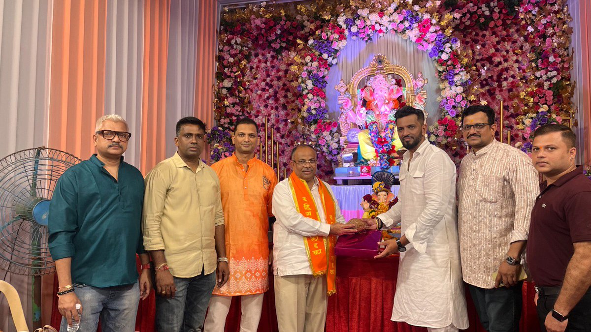 GaneshKhankar's tweet photo. गणपती बाप्पाच्या दर्शनाच्या निमित्ताने विविध गणेश मंडळांना तसेच घरोघरी भेटी देऊन बाप्पाचे मनोभावे दर्शन घेतले.
भक्ती, उत्साह आणि सामाजिक एकोप्याने नटलेला हा गणेशोत्सव सर्वांसाठी सुख, समृद्धी आणि आनंद घेऊन येवो, हीच बाप्पाच्या चरणी प्रार्थना!

#GanpatiCelebration #GanpatiUtsav #BappaMorya #ganpatibappamorya

[ Ganesh Festival Mumbai, Ganpati Mandal Visit, Ganesh Mandal, Ganpati Celebration, Ganesh Chaturthi, Ganpati Utsav, Bappa Darshan, Ganeshotsav Mumbai ]