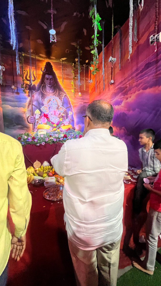GaneshKhankar's tweet photo. गणपती बाप्पाच्या दर्शनाच्या निमित्ताने विविध गणेश मंडळांना तसेच घरोघरी भेटी देऊन बाप्पाचे मनोभावे दर्शन घेतले.
भक्ती, उत्साह आणि सामाजिक एकोप्याने नटलेला हा गणेशोत्सव सर्वांसाठी सुख, समृद्धी आणि आनंद घेऊन येवो, हीच बाप्पाच्या चरणी प्रार्थना!

#GanpatiCelebration #GanpatiUtsav #BappaMorya #ganpatibappamorya

[ Ganesh Festival Mumbai, Ganpati Mandal Visit, Ganesh Mandal, Ganpati Celebration, Ganesh Chaturthi, Ganpati Utsav, Bappa Darshan, Ganeshotsav Mumbai ]