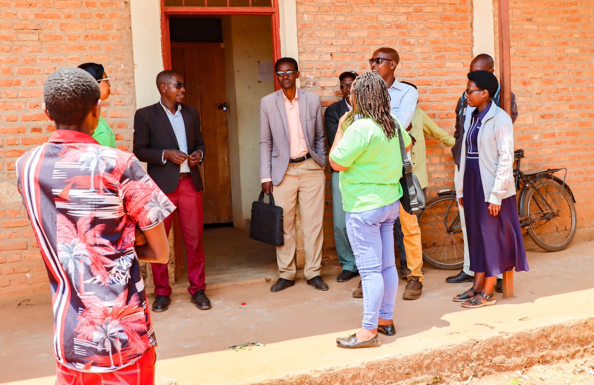 ODDNewsBurundi's tweet photo. 🏫Burunga : L'Association Banguka Development poursuit son engagement pour l’éducation inclusive des enfants #Batwa de Ngabwe.
📔À l’occasion de la rentrée scolaire, dans le cadre du projet #Guca_Urwevu qui vise la réintégration et le maintien à l'école des enfants de la communauté #Batwa ainsi que la lutte contre la discrimination, l'association @BangukaDev était à l'#ECOFO Muyogoro, Zone Kajondi, Commune Burundi pour suivre les activités de la rentrée scolaire et sensibiliser la communauté sur le droit à l’éducation pour chaque enfant et à la lutte contre toute forme de discrimination à l’égard des enfants #Batwa; une initiative qui contribue à renforcer l’inclusion et le vivre-ensemble au sein de cette communauté où 100 enfants issus de la communauté #Batwa de Ngabwe sont accompagnés par l'Association Banguka Development.
🔴« Le développement n’est pas possible sans une éducation de qualité. Il est donc important que vos enfants soient à l’école pour étudier et bénéficier des mêmes opportunités que les autres. Vous, les parents, êtes appelés à encourager vos enfants et à les accompagner dans leur parcours scolaire, car la réussite commence par la volonté et la détermination.
Aucun enfant ne doit discriminer un autre. Notre plus grande fierté sera de vous voir poursuivre votre scolarité, persévérer et obtenir de bonnes notes en classe » souligne @DaniellaINGABIR, Représentante légale de @BangukaDev.
👏Rappelez-vous que cette activité s’inscrit dans la continuité des actions déjà menées auprès de cette communauté #Batwa de Ngabwe notamment la distribution de kits scolaires ainsi que les activités de team-building organisées avec la délégation Japonaise dénommée #Ubumwe_Coffee.
#ODD4 #ODD10 #éducation #inégalité #Batwa