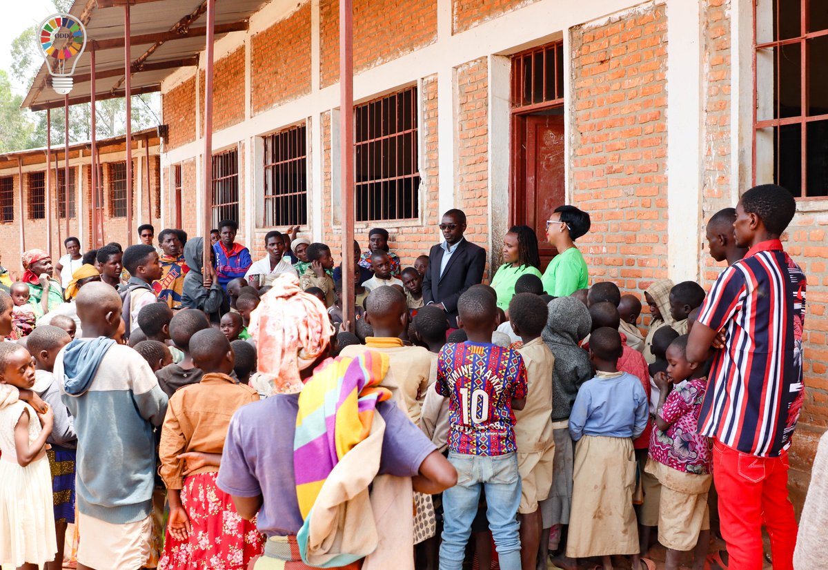 ODDNewsBurundi's tweet photo. 🏫Burunga : L'Association Banguka Development poursuit son engagement pour l’éducation inclusive des enfants #Batwa de Ngabwe.
📔À l’occasion de la rentrée scolaire, dans le cadre du projet #Guca_Urwevu qui vise la réintégration et le maintien à l'école des enfants de la communauté #Batwa ainsi que la lutte contre la discrimination, l'association @BangukaDev était à l'#ECOFO Muyogoro, Zone Kajondi, Commune Burundi pour suivre les activités de la rentrée scolaire et sensibiliser la communauté sur le droit à l’éducation pour chaque enfant et à la lutte contre toute forme de discrimination à l’égard des enfants #Batwa; une initiative qui contribue à renforcer l’inclusion et le vivre-ensemble au sein de cette communauté où 100 enfants issus de la communauté #Batwa de Ngabwe sont accompagnés par l'Association Banguka Development.
🔴« Le développement n’est pas possible sans une éducation de qualité. Il est donc important que vos enfants soient à l’école pour étudier et bénéficier des mêmes opportunités que les autres. Vous, les parents, êtes appelés à encourager vos enfants et à les accompagner dans leur parcours scolaire, car la réussite commence par la volonté et la détermination.
Aucun enfant ne doit discriminer un autre. Notre plus grande fierté sera de vous voir poursuivre votre scolarité, persévérer et obtenir de bonnes notes en classe » souligne @DaniellaINGABIR, Représentante légale de @BangukaDev.
👏Rappelez-vous que cette activité s’inscrit dans la continuité des actions déjà menées auprès de cette communauté #Batwa de Ngabwe notamment la distribution de kits scolaires ainsi que les activités de team-building organisées avec la délégation Japonaise dénommée #Ubumwe_Coffee.
#ODD4 #ODD10 #éducation #inégalité #Batwa