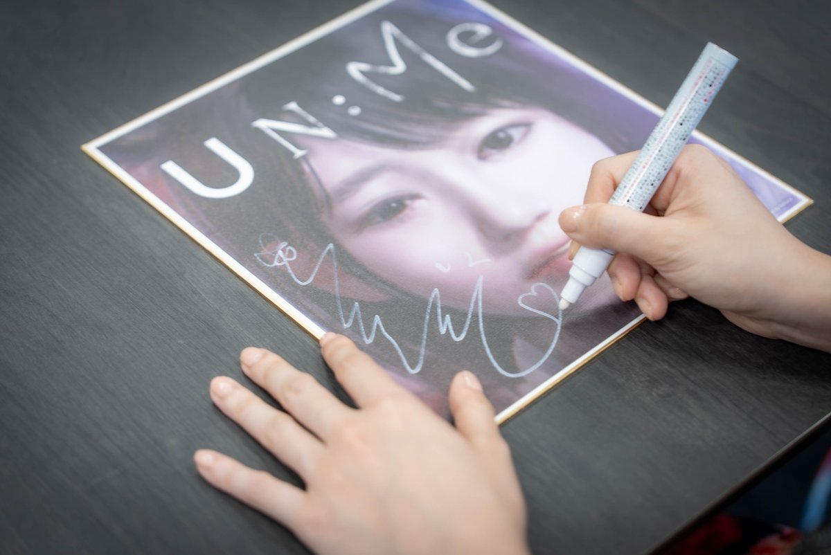 UNMe_JP's tweet photo. #TGS2026 の #UNMe ブースで流れている
花守ゆみり(@hanayumi09)さんメッセージ動画の
撮影時のお写真を公開📷✨

素敵なメッセージとサインをありがとうございました💐 https://t.co/fxzVlTh7y3
