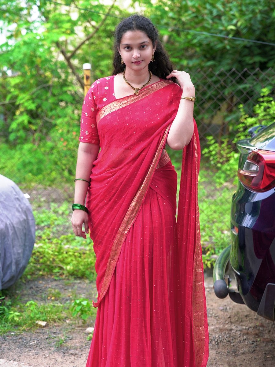 SumiiTalks's tweet photo. Outfit link π
https://t.co/iFoFcrC2FL
#halfhalf #lehanga #ethnic #vibe #pinkdress https://t.co/24Nz88lx9B