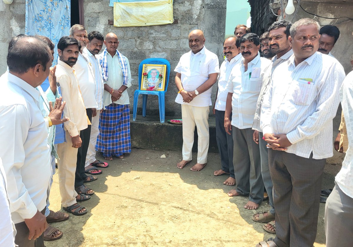 DharmareddyTRS's tweet photo. కార్యకర్తల కుటుంబాలకు అండగా..

ఆత్మకూరు మండలం నాగయ్యపల్లి, పెద్దాపూర్, పెంచికలపేట, తిరుమలగిరి గ్రామాల్లో ఇటీవల మృతిచెందిన బీఆర్‌ఎస్ కార్యకర్తల కుటుంబాలను పరామర్శించి, వారికి ప్రగాఢ సానుభూతి తెలియజేయడం జరిగింది.

#ChallaDharmaReddy #BRS #Parakala #Atmakur #Telangana
@BRSparty https://t.co/UsMaib8XY3