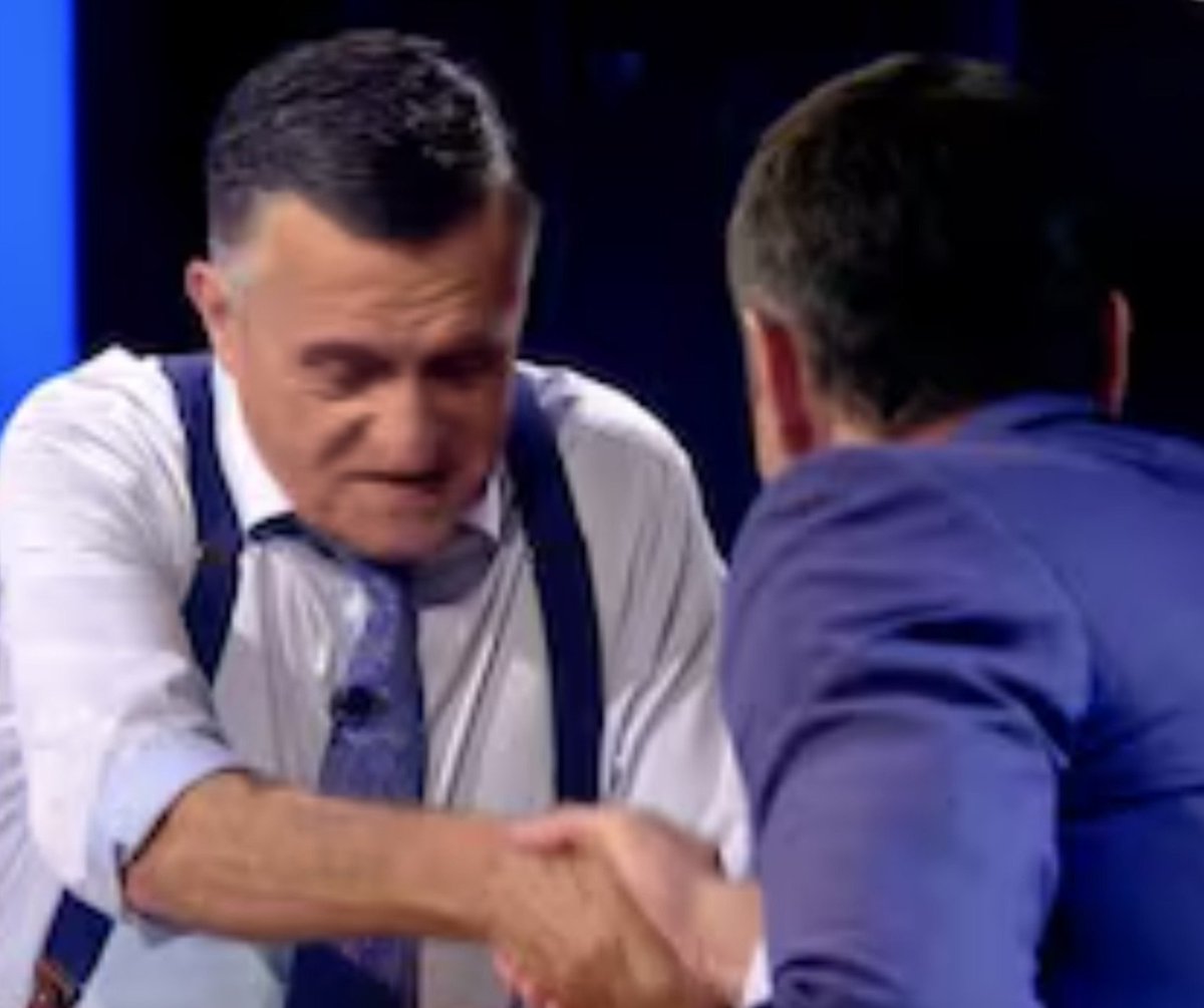 diostuitero's tweet photo. - Ya no le cree nadie, presidente. 
- Da igual, tú tampoco le haces gracia a nadie. https://t.co/xn7MWfZUtL