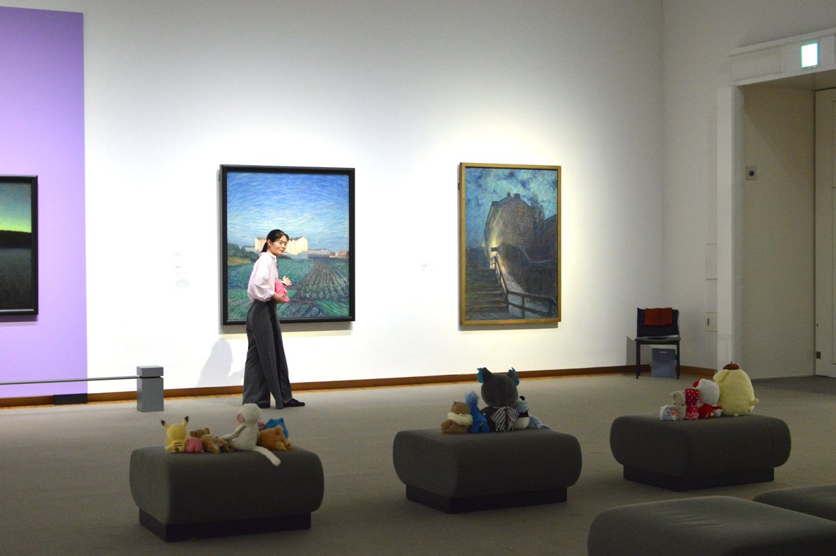 swedish2026's tweet photo. 【#スウェーデン絵画展 ぬいぐるみお泊まり会】
 
 今日は学芸員さんにスウェーデン絵画についてのいろいろなお話を聞きました。
「スウェーデンの画家たちは、日々のしあわせや、自然をたくさん描きました」
「この湖の絵は、実はスウェーデンの王子さまが描いた作品なんですよ」
とのこと👀

カール・ラーションの絵本📖も読んでもらい、
スウェーデンの暮らしやスウェーデン絵画の世界を知ることができました!
ぬいぐるみたちも興味深そうに一生懸命話を聞いていましたよ📝
スウェーデンカラーのストールでおめかししている子もいるみたい💛
 
📍展覧会情報はこちら➡https://t.co/qXAqntMCfQ
 
#スウェーデン絵画 #ぬいぐるみお泊まり会 #愛知県美術館