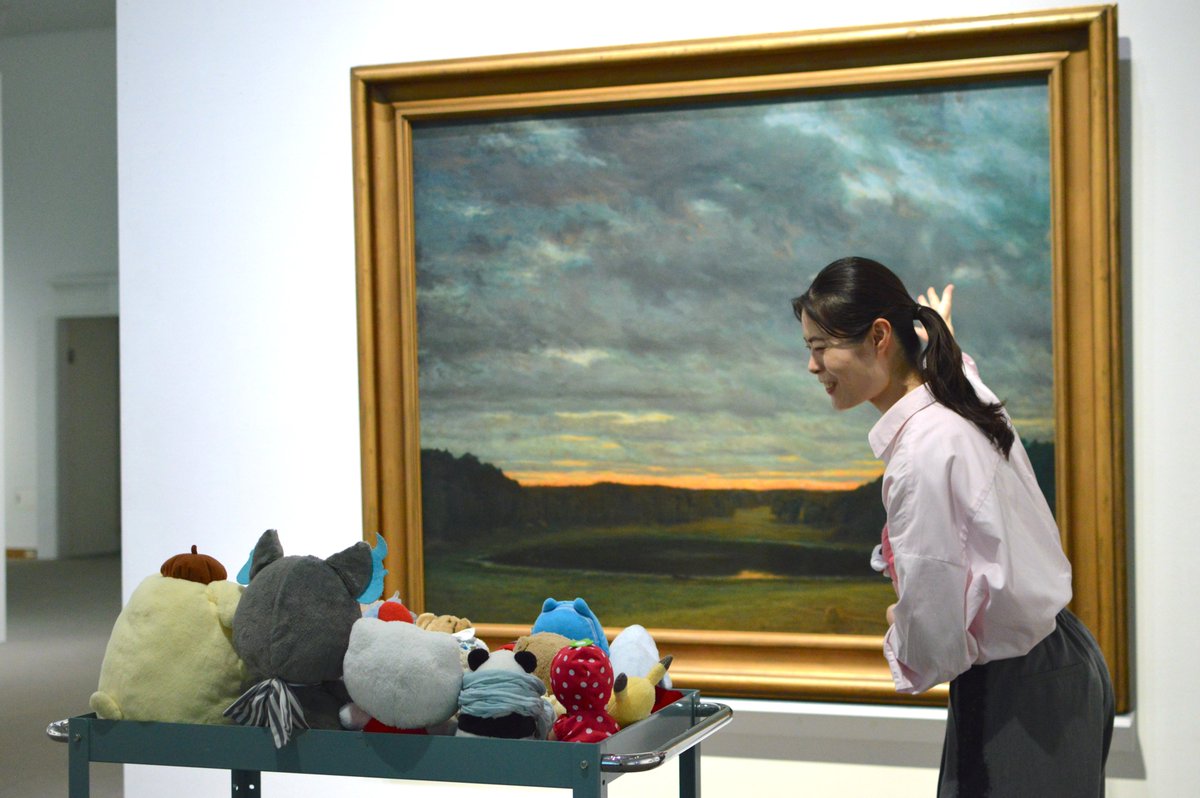 swedish2026's tweet photo. 【#スウェーデン絵画展 ぬいぐるみお泊まり会】
 
 今日は学芸員さんにスウェーデン絵画についてのいろいろなお話を聞きました。
「スウェーデンの画家たちは、日々のしあわせや、自然をたくさん描きました」
「この湖の絵は、実はスウェーデンの王子さまが描いた作品なんですよ」
とのこと👀

カール・ラーションの絵本📖も読んでもらい、
スウェーデンの暮らしやスウェーデン絵画の世界を知ることができました!
ぬいぐるみたちも興味深そうに一生懸命話を聞いていましたよ📝
スウェーデンカラーのストールでおめかししている子もいるみたい💛
 
📍展覧会情報はこちら➡https://t.co/qXAqntMCfQ
 
#スウェーデン絵画 #ぬいぐるみお泊まり会 #愛知県美術館