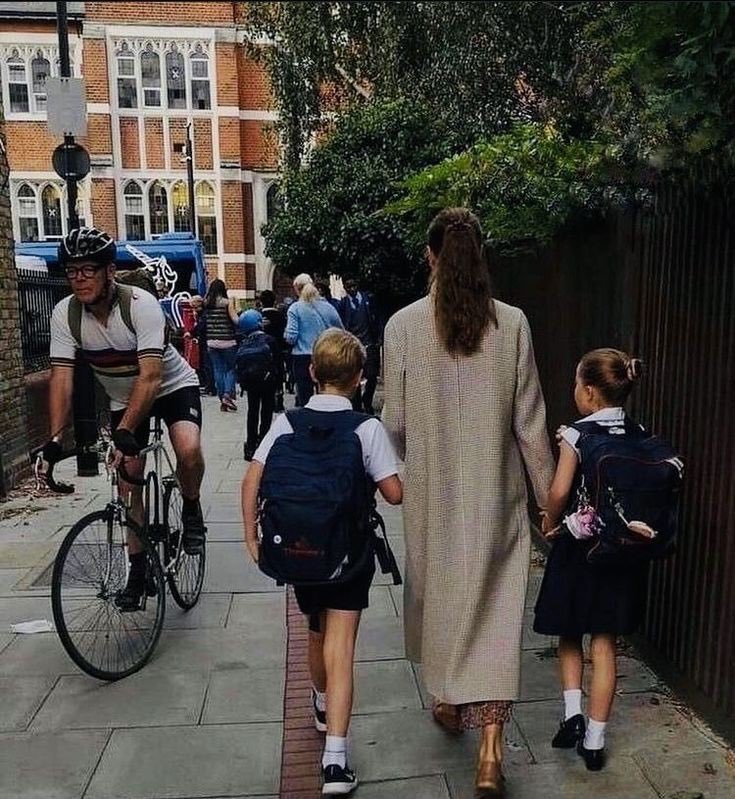 theRumble9's tweet photo. FYI… here’s the next Queen, the future King and the current 3rd-in-line to the Throne walking to school in central London. Perfectly safe, with no issues.

So tell us - why can’t the current 5th, 6th and 7th-in-line to the throne do the same? 🤷 https://t.co/8qdq3i6wgh