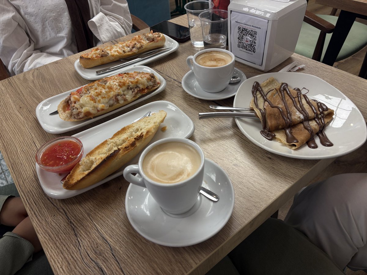 _hdoua's tweet photo. Amo desayunar, amo el café, amo a mis chicas. https://t.co/tb2X0s2U1c