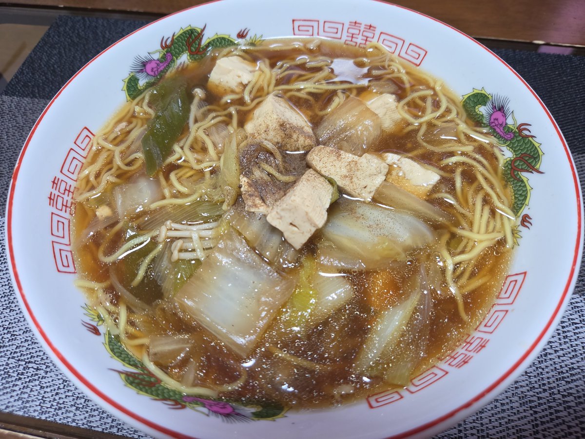 Hide_pfm's tweet photo. 昨夜食べた豚ロースしゃぶしゃぶの残り汁で、今夜は鍋〆醤油ラーメンを作りました。鍋に白菜と豆腐も少し残っていたので、具材と麺のバランスも申し分無し。

ラーメンを作ってもまだスープが残ったので、残りもののごはんを入れて雑炊にしました。豚肉と野菜の旨みが溶け込んでなまらうまっ😋 https://t.co/6ShMhLiXKm