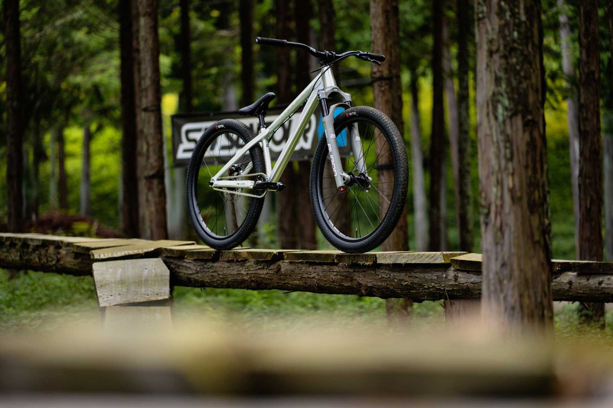 taku_mtber's tweet photo. -BT2フレーム+SR SUNTOUR AURON 36-

▼143,000円(税込)

完成車が注目されがちですが、フレーム+特注仕様AURON 36セットもご用意しました。
高剛性なAURONがビッグトリックのランディングを安定させます。
フレーム単品販売(税込44,000円)もあります。

https://t.co/hryVB8pT1A https://t.co/ngy8DclTsw
