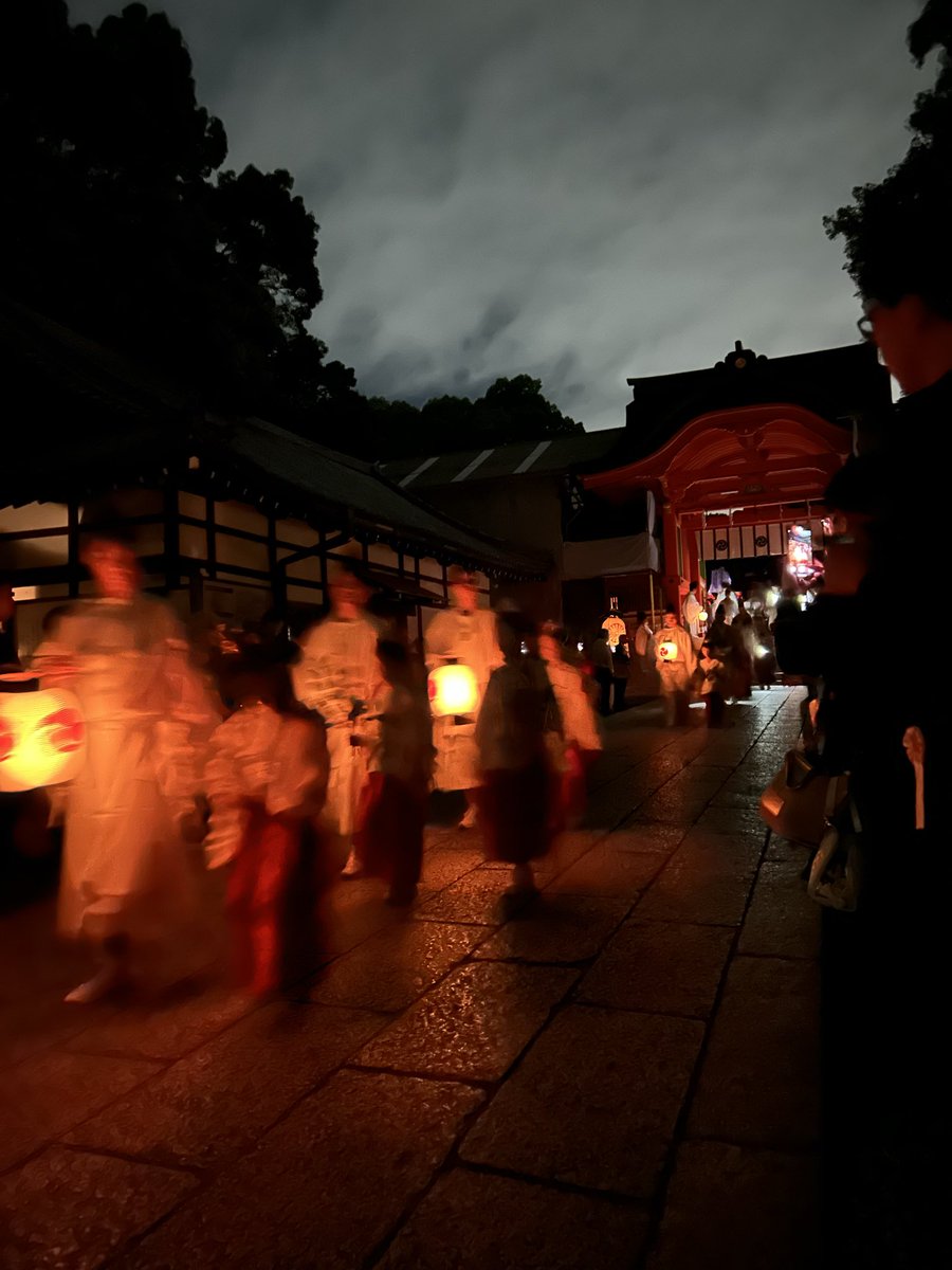 AtelieSuh's tweet photo. 石清水祭に参列してきました。
鳥目の私には難易度の高い行でした。
昔はこの灯りの中で生活されてたんだもんな。
すごいね。
夜中のお祭り、皆さまお疲れ様でした。
https://t.co/r8DxD3bjR9 https://t.co/Qy3KQHAfY3