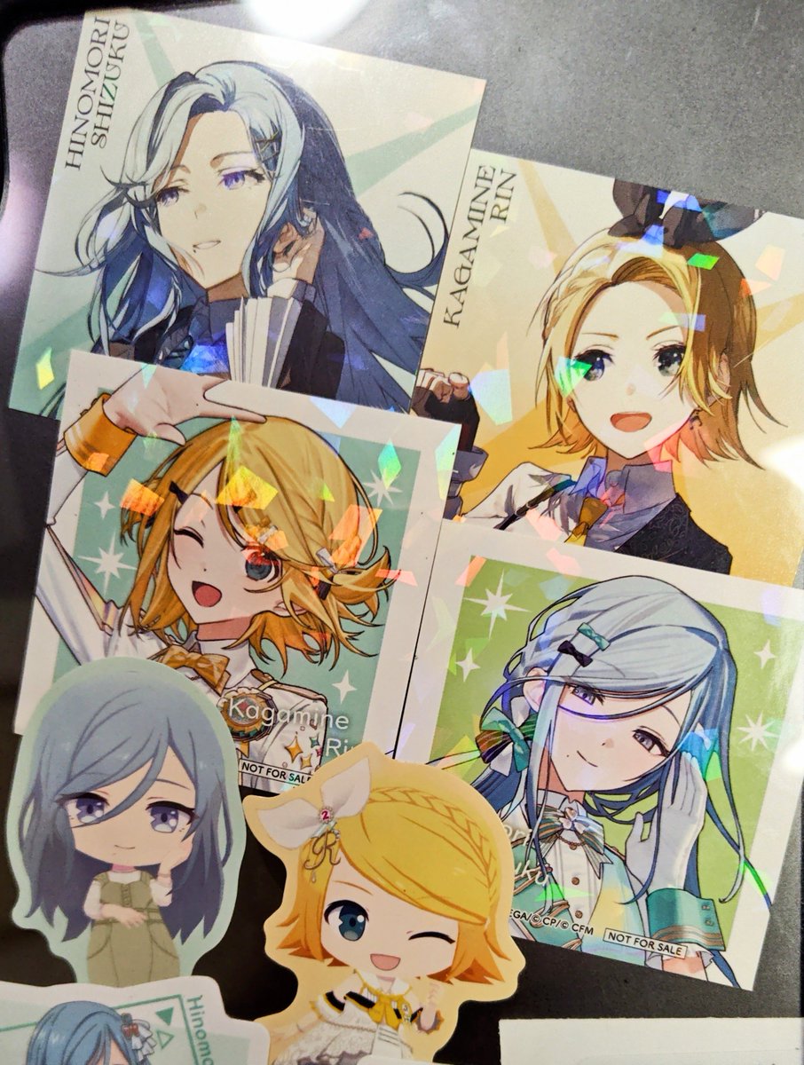 basi621's tweet photo. 感謝祭のグッズ届いたみたい✨️
リビングが普段より賑やか🤣

バッグチャームと、ランダムのホロステッカーも雫さんとリンちゃんGET🥳 https://t.co/DfE5VS7Jhr