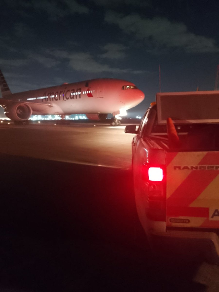 BelelliMarcelo's tweet photo. Gran labor de mis compañer@s de #ControlTerrestre @ANACargentina del #Aeropuerto #Ezeiza para coordinar el procedimiento de emergencia para aeronave que indicó humo en cabina. El procedimiento fue normal dentro de los parámetros de #SeguridadOperacional establecidos. https://t.co/OXaAambLyY