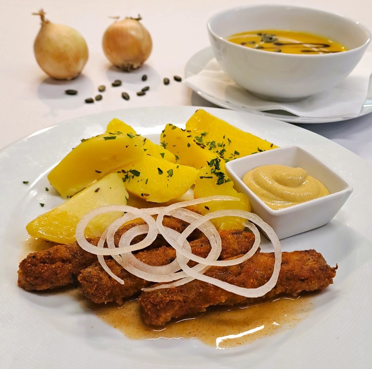 Hotel_Perslak's tweet photo. 🇨🇿 Dnes, 15.09. 2026, Vás na denním menu čeká:
Dýňová polévka s kokosovým mlékem
a 
Pečené čivabčiči s hořčicí, cibulí a petrželkovými brambory (253,-- CZK/11,-- €) 
Toto dnešní menu pro Vás připravil náš kuchař Jiří Vopěnka. 
Těšíme se na Vaši návštěvu od 11:30. https://t.co/7KWLOLaC2L