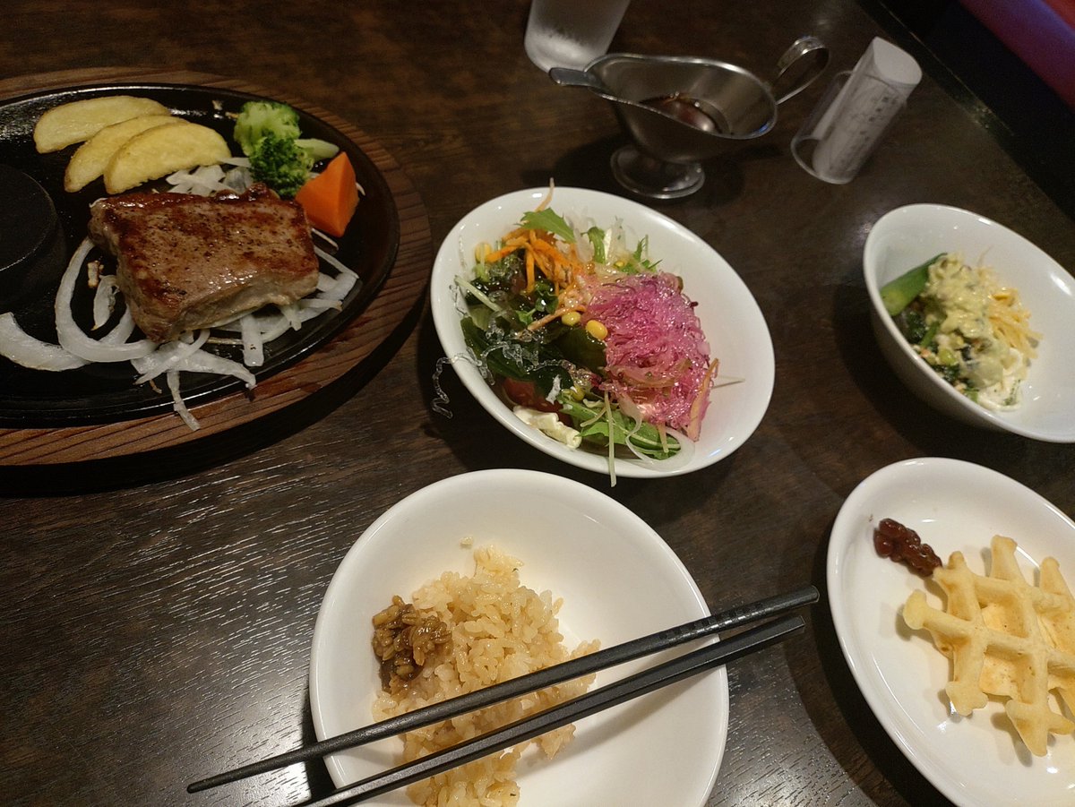 3093_mika's tweet photo. あさくまは、いいなぁ

メインより、サラダビュッフェ楽しみで行っているところある

ガーリックライス
麻婆豆腐
カレー

デザートも美味しかった

レジの故障で、現金のみになってた
あのお店だけかな https://t.co/TkPBxf47SW