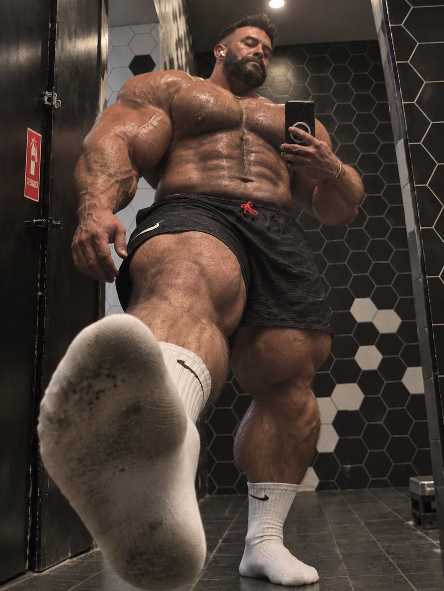 findomenhancer's tweet photo. You're an insect beneath his feet 🦍
@DomDaddyho6g 
#findom #cashgod #cashalpha #dom #cashmaster #cashslave #paypig #humanatm #finsub #domination #beta #cashpig #alpha #drains #musclemaster #musclegrowth #musclemorph https://t.co/Zx6nDXf8LG