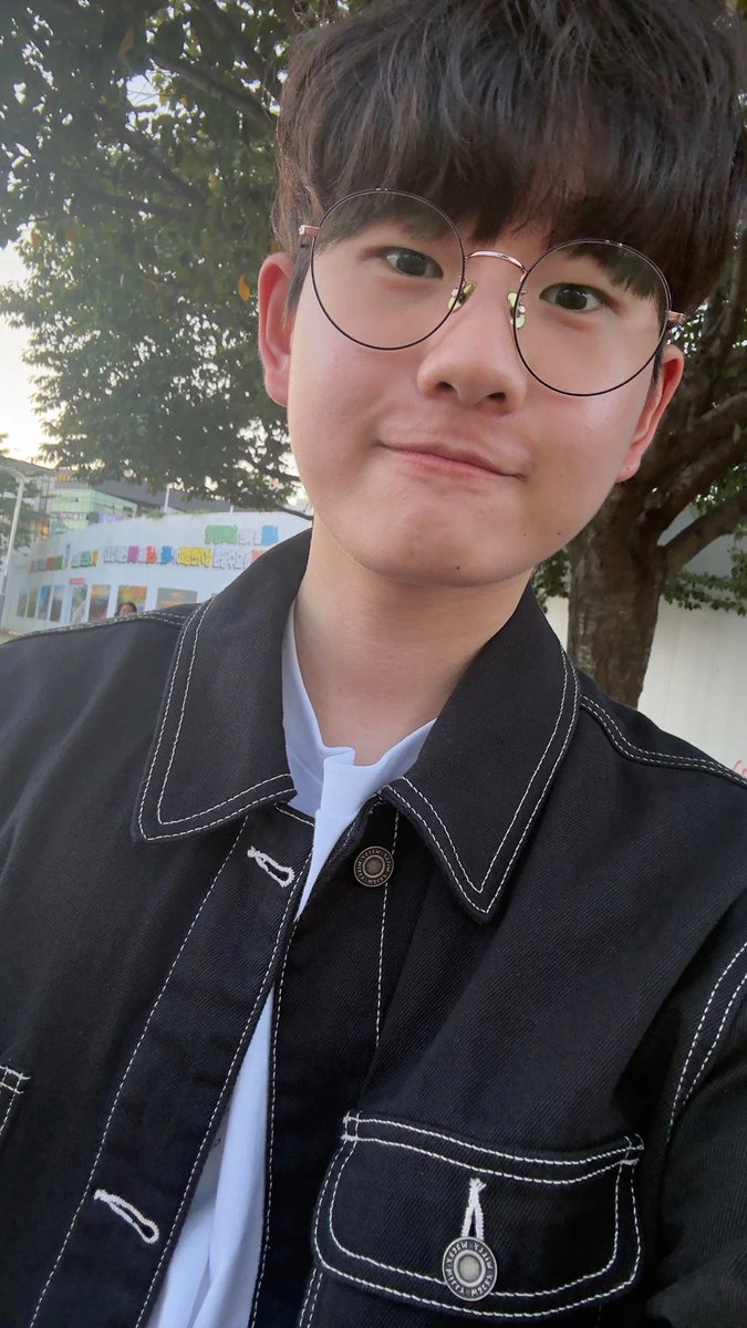 c4r3e2's tweet photo. 커리어 어제 본가에서 가족분들이랑 산책하다가 팬분이랑 마주쳤나봄! 가족분들 다 신기해하셨다고… 

🔗  https://t.co/iEBza2PFft https://t.co/cLW2Ba4fgy