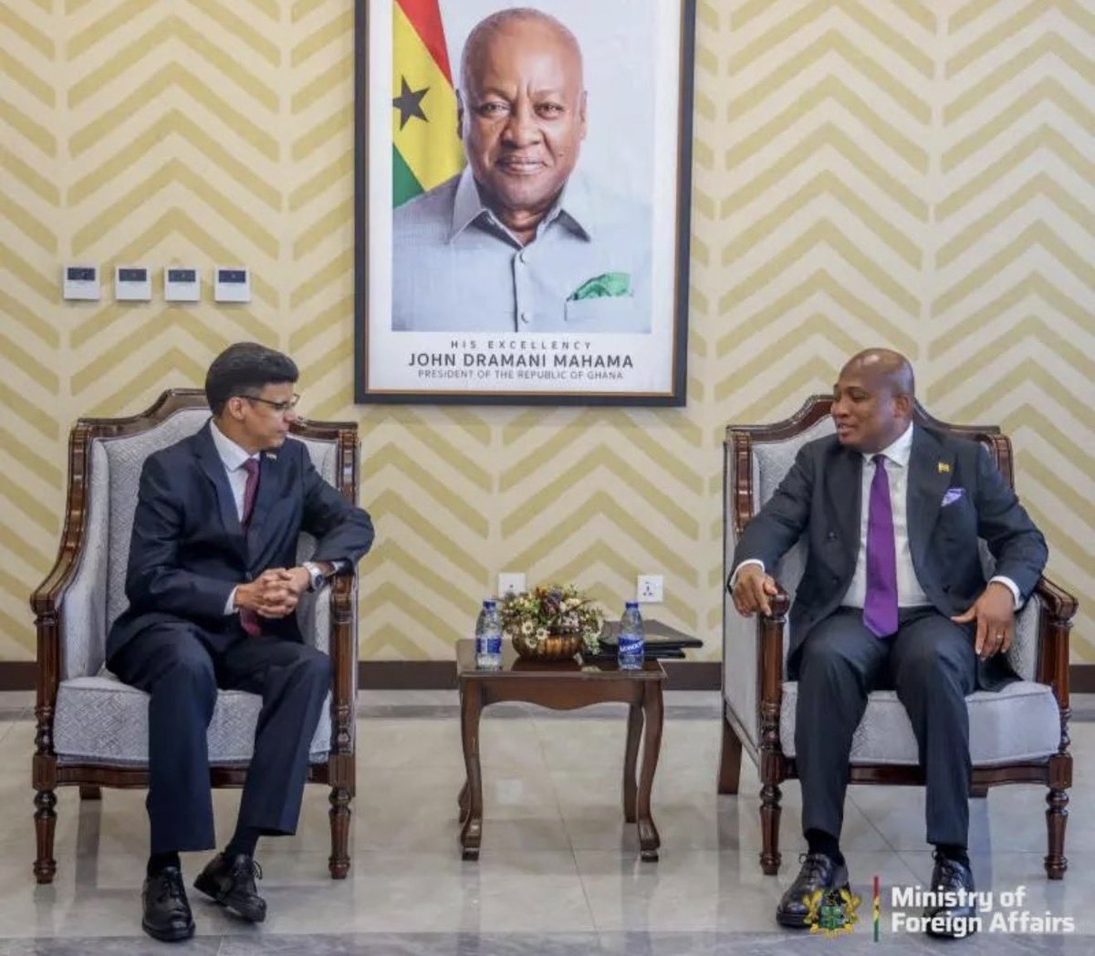 TalebSahara's tweet photo. Nueva bofetada al régimen marroquí. 

Hace dos años, Marruecos consiguió que Ghana suspendiera sus relaciones con la República Saharaui y respaldara el plan de autonomía marroquí, presentándolo como una gran victoria diplomática.

Hoy, Ghana da marcha atrás, restablece sus relaciones con la República Sahaeaui, reitera su reconocimiento y reafirma su apoyo a la autodeterminación e independencia del pueblo saharaui.

Los intereses son pasajeros. Los derechos de los pueblos permanecen.