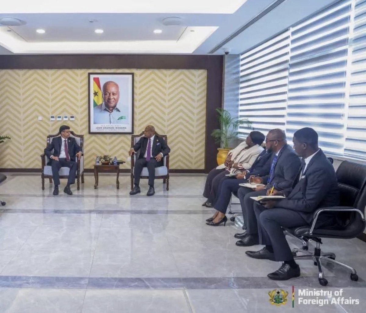 TalebSahara's tweet photo. Nueva bofetada al régimen marroquí. 

Hace dos años, Marruecos consiguió que Ghana suspendiera sus relaciones con la República Saharaui y respaldara el plan de autonomía marroquí, presentándolo como una gran victoria diplomática.

Hoy, Ghana da marcha atrás, restablece sus relaciones con la República Sahaeaui, reitera su reconocimiento y reafirma su apoyo a la autodeterminación e independencia del pueblo saharaui.

Los intereses son pasajeros. Los derechos de los pueblos permanecen.