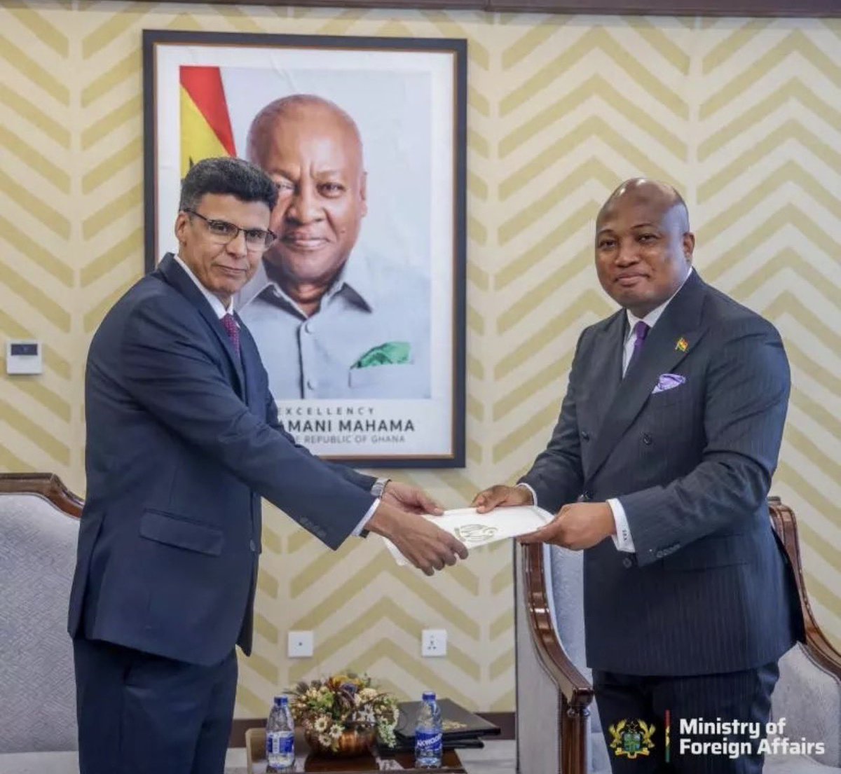 TalebSahara's tweet photo. Nueva bofetada al régimen marroquí. 

Hace dos años, Marruecos consiguió que Ghana suspendiera sus relaciones con la República Saharaui y respaldara el plan de autonomía marroquí, presentándolo como una gran victoria diplomática.

Hoy, Ghana da marcha atrás, restablece sus relaciones con la República Sahaeaui, reitera su reconocimiento y reafirma su apoyo a la autodeterminación e independencia del pueblo saharaui.

Los intereses son pasajeros. Los derechos de los pueblos permanecen.