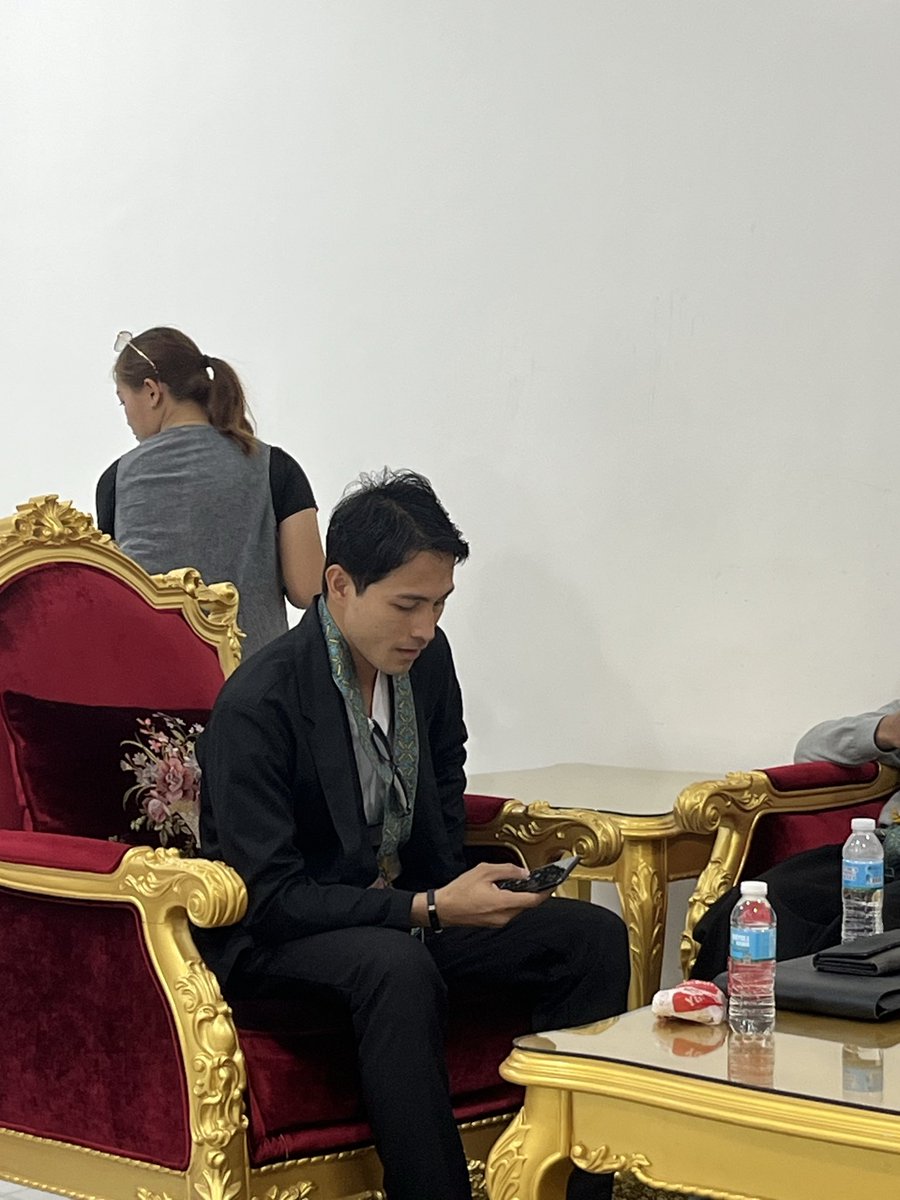 Daniel15885148's tweet photo. the royal chair https://t.co/lLIwRqGSkL
