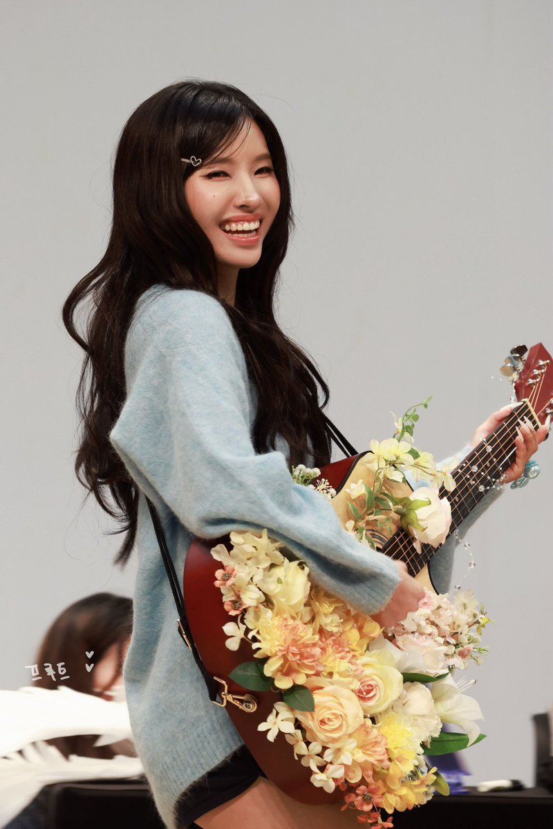 fruit_SOPP's tweet photo. 260913  MAKESTAR

꽃이라고 음악이 아닌 법 있나?
🌷💐🌼🌹🌸🌺🌻

#소연 #SOYEON  
#아이들 #idle  
#끝내주는인생  
#퇴사할게여 https://t.co/kcNKokJui4