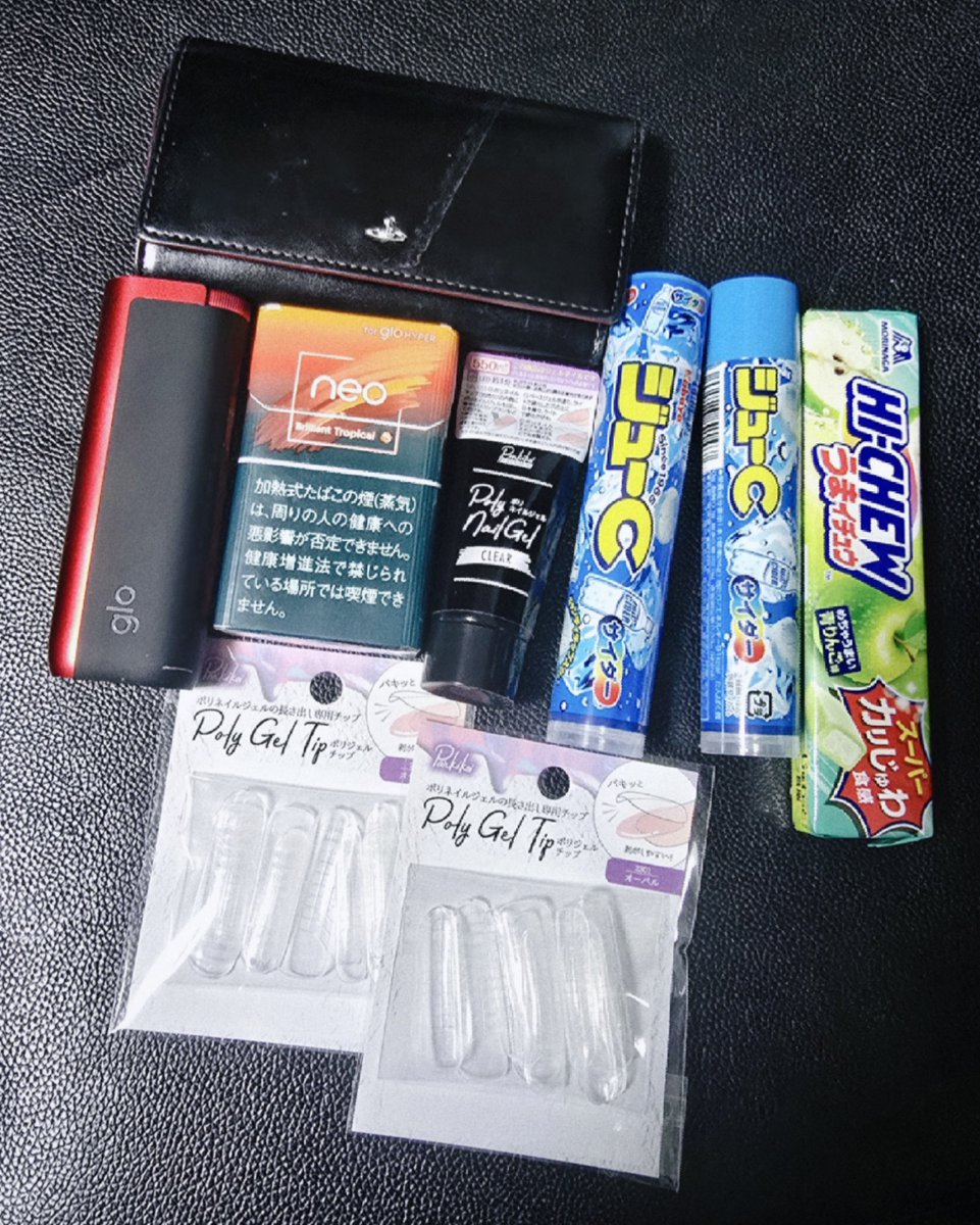 __riimero's tweet photo. レフレムパーカーの好きなところ
片方のポケットにこれだけ余裕で入るとこ https://t.co/45R5MmkKOo