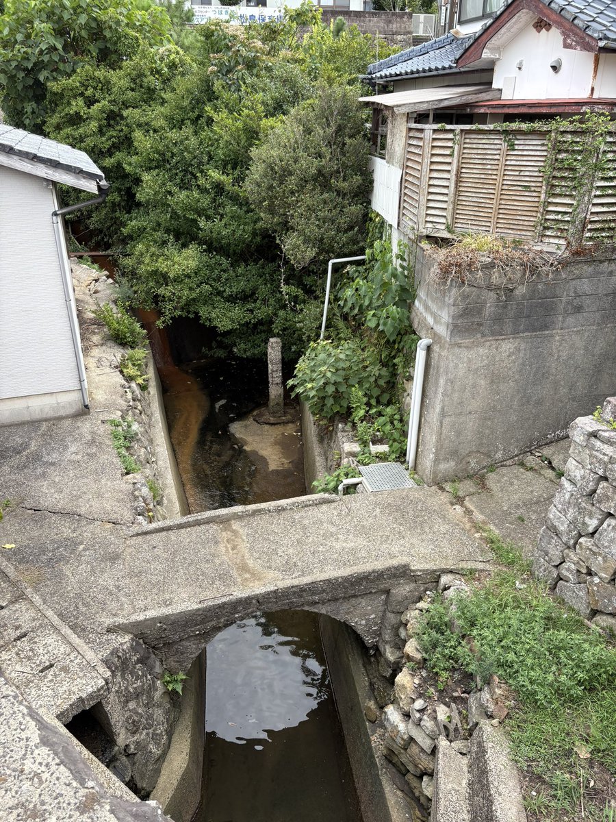 syumatsusyusyu's tweet photo. 小川を跨ぐアーチ橋 https://t.co/vhXk2HES9s