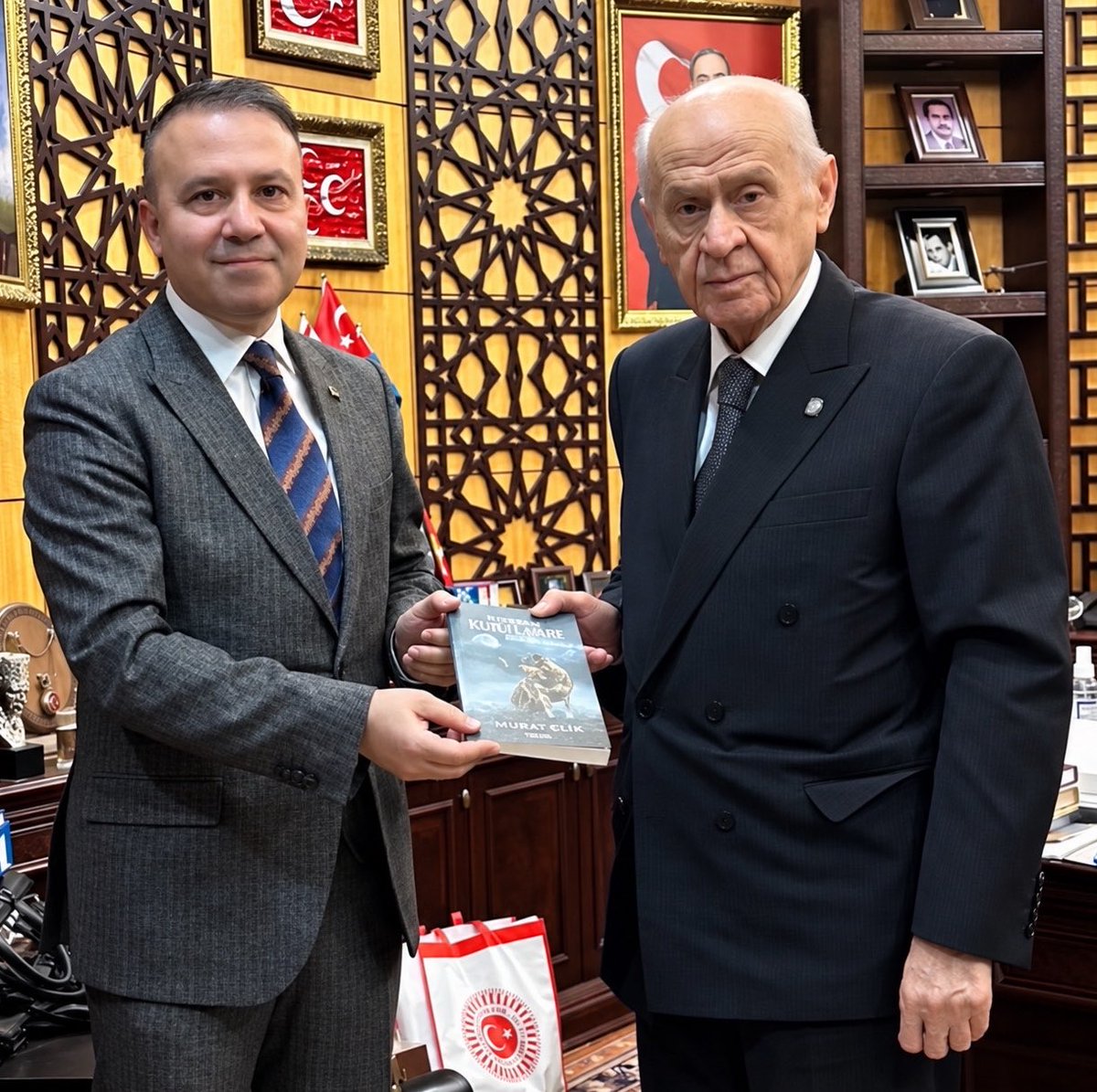 ajansmuhbir1923's tweet photo. Devlet Bahçeli'nin danışmanı Yıldıray Çiçek, tribünlerde Öcalan aleyhine atılan sloganlara tepki gösterdi.

Çiçek, sloganı ilk atanın ve organize edenlerin bulunmasını istedi. (Sözcü)

İlgili slogan şöyle:

“Terörist Meclis’te konuşma mı yapar,
Orospu çocuğu, Abdullah Öcalan.” https://t.co/a088BeE9mm