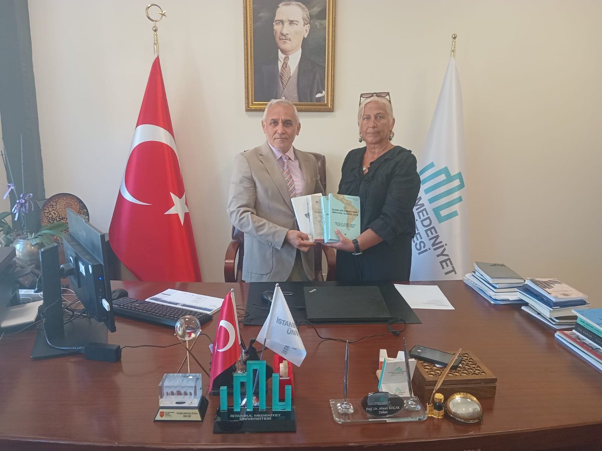 imuispanyoldili's tweet photo. Stajını başarıyla tamamlayan öğrencimiz aracılığıyla Ankara Üniversitesi Latin Amerika Çalışmaları Merkezi Müdürü Dr. Öğr. Üyesi Zeynep Kayacık’ın armağan ettiği kitaplar, Bölüm Başkanımız Doç. Dr. Olcay Öztunalı tarafından Dekanımız Prof. Dr. Ahmet Koçak’a takdim edildi. https://t.co/TruCecV6IC