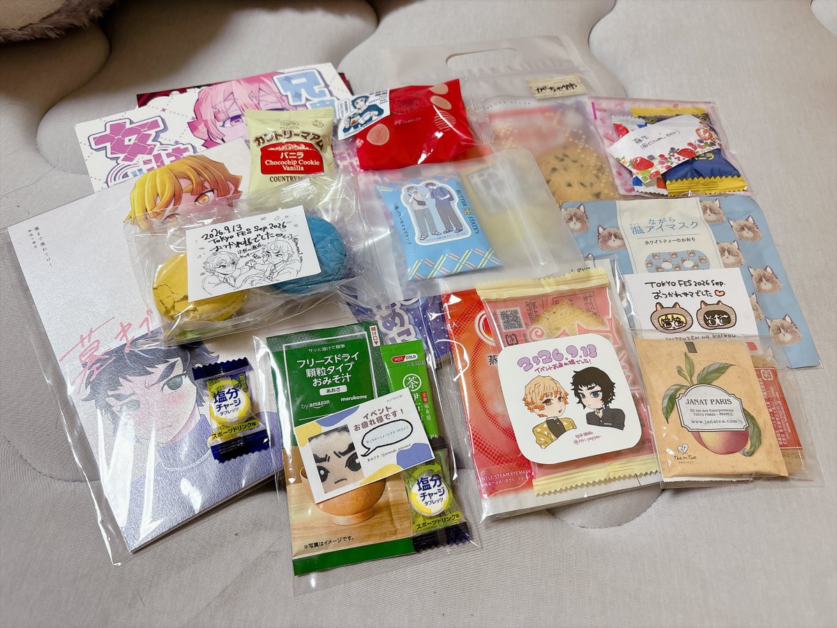 1211gcy's tweet photo. 売り子なだけなのに差し入れ頂いて大変恐縮でしたー！！
忙しいの楽しかったです♡ https://t.co/sBgtRKotNg