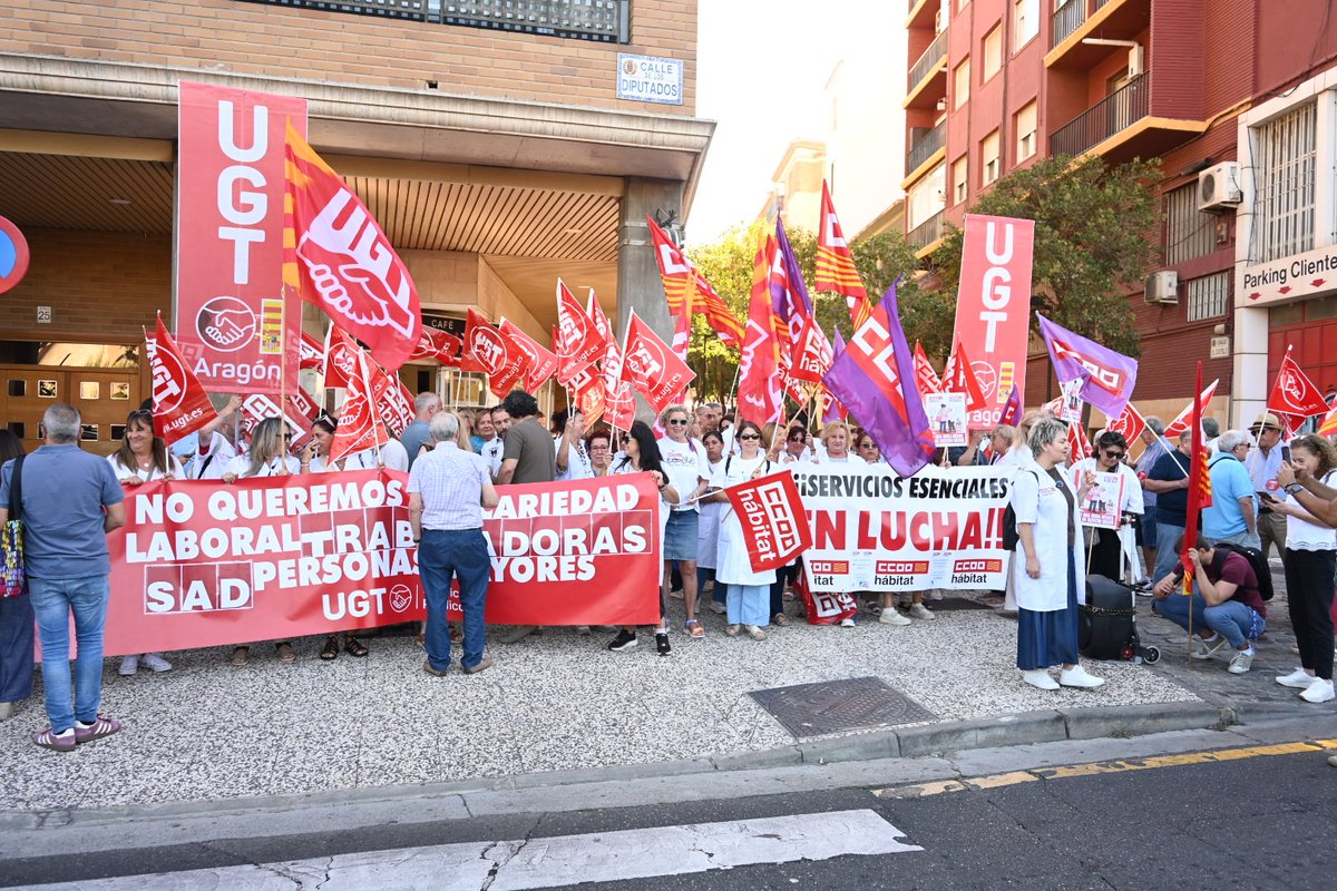 Pilar_Alegria's tweet photo. He acompañado a las trabajadoras de ayuda a domicilio, convocadas por UGT y CCOO frente a las Cortes de Aragón.

Dan lo mejor de sí mismas para cuidarnos, con un trabajo duro y vocacional y un sueldo que apenas llega al salario mínimo.

Merecen mejores condiciones. Vamos a seguir a su lado.