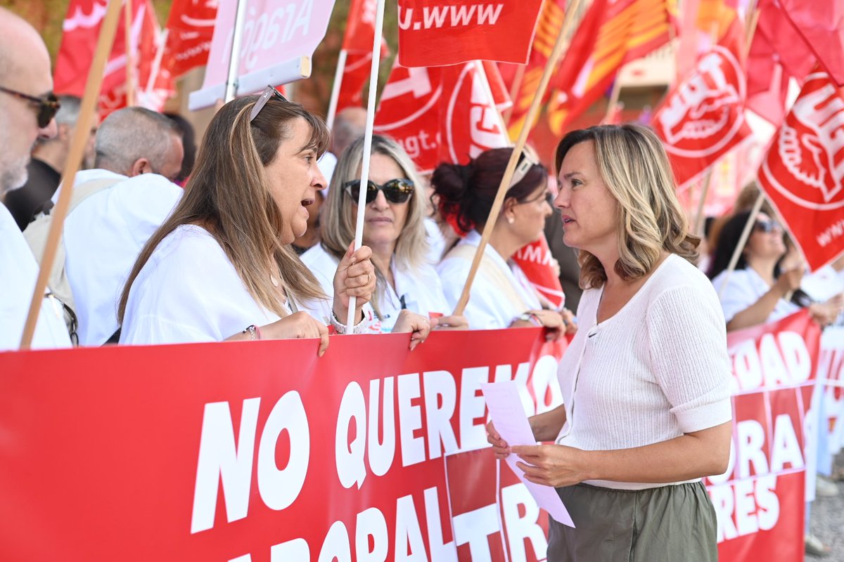 Pilar_Alegria's tweet photo. He acompañado a las trabajadoras de ayuda a domicilio, convocadas por UGT y CCOO frente a las Cortes de Aragón.

Dan lo mejor de sí mismas para cuidarnos, con un trabajo duro y vocacional y un sueldo que apenas llega al salario mínimo.

Merecen mejores condiciones. Vamos a seguir a su lado.