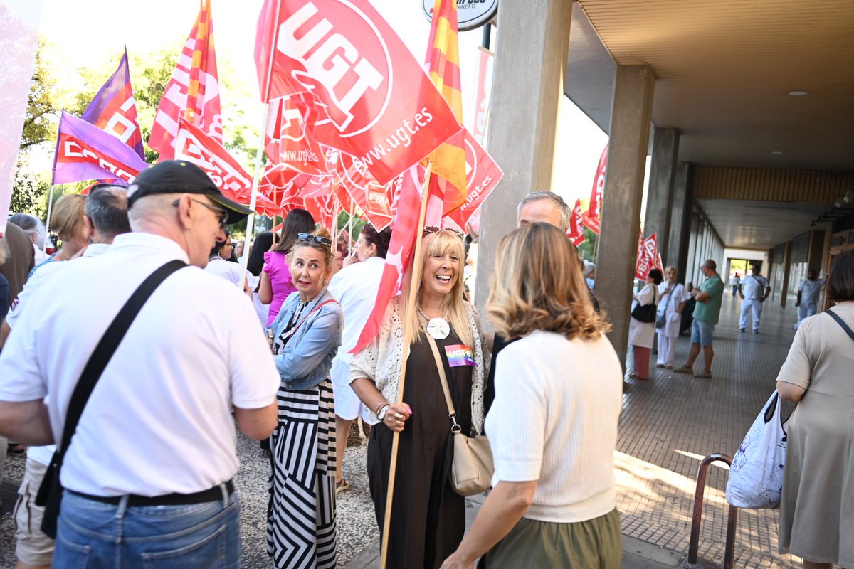 Pilar_Alegria's tweet photo. He acompañado a las trabajadoras de ayuda a domicilio, convocadas por UGT y CCOO frente a las Cortes de Aragón.

Dan lo mejor de sí mismas para cuidarnos, con un trabajo duro y vocacional y un sueldo que apenas llega al salario mínimo.

Merecen mejores condiciones. Vamos a seguir a su lado.