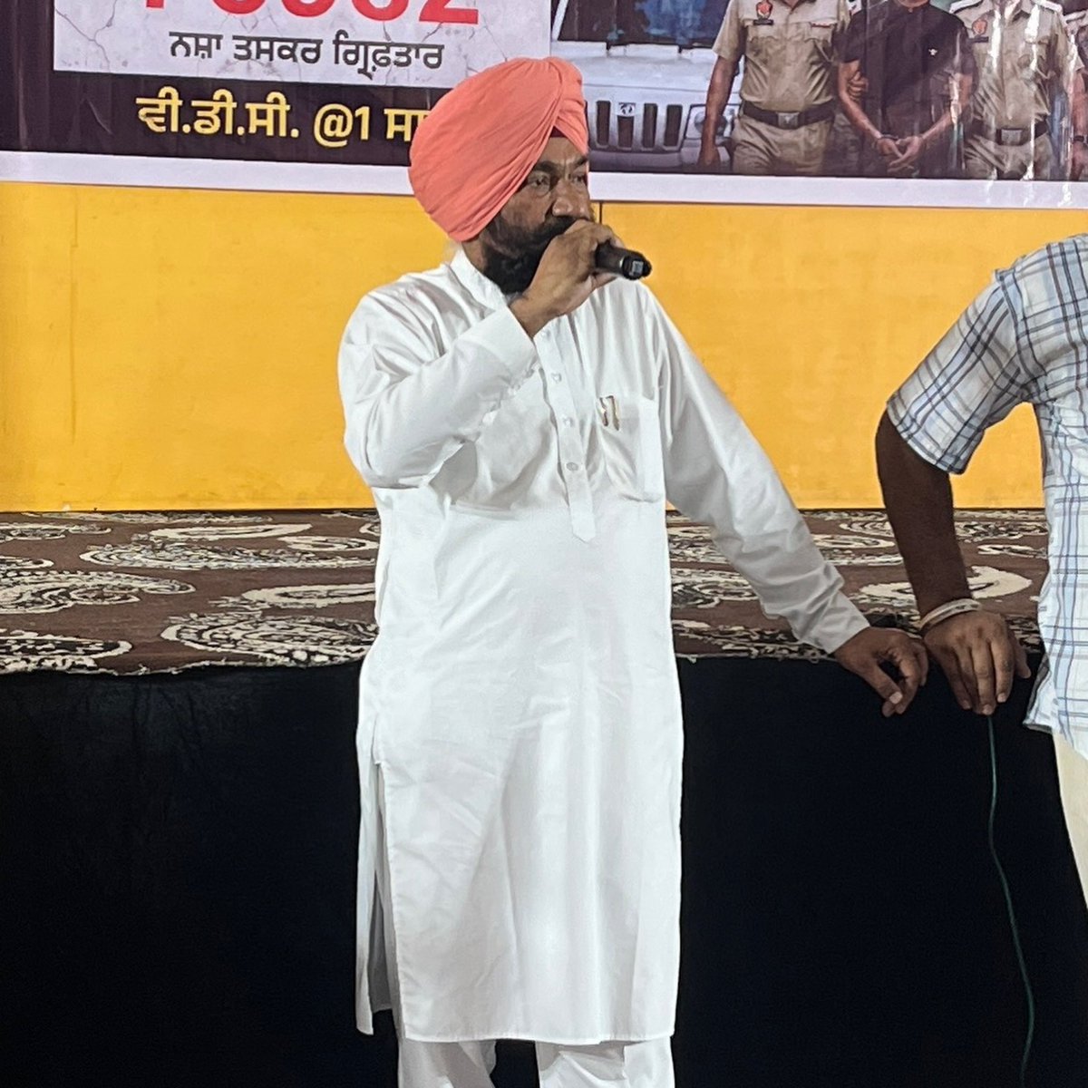 DrCharanjitAAP's tweet photo. ਨਸ਼ਿਆਂ ਦੇ ਖ਼ਾਤਮੇ ਅਤੇ ਪੰਜਾਬ ਦੇ ਯੂਥ (ਨੌਜਵਾਨਾਂ) ਨੂੰ ਬਚਾਉਣ ਲਈ ਸਾਡੀ ਜਾਗਰੂਕਤਾ ਮੁਹਿੰਮ ਨਿਰੰਤਰ ਜਾਰੀ ਹੈ! 

ਅੱਜ ਹਲਕਾ ਸ੍ਰੀ ਚਮਕੌਰ ਸਾਹਿਬ ਦੇ ਕੋਆਰਡੀਨੇਟਰ ਵੀਰ ਪਰਸ਼ੋਤਮ ਮਹਿਲ ਜੀ ਵੱਲੋਂ ਪਿੰਡ  ਕਾਂਜਲਾ ਵਿਖੇ ਗਗਨ ਰਿਜ਼ਾਰਟ ਐਂਡ ਬੈਂਕੁਇਟ ਵਿੱਚ ਚਲਾਈ ਜਾ ਰਹੀ  ਯੂਥ ਨਸ਼ਾ ਵਿਰੋਧੀ ਮੁਹਿੰਮ’ ਦੇ ਵਿਸ਼ੇਸ਼ ਪ੍ਰੋਗਰਾਮ ਵਿੱਚ ਹਾਜ਼ਰੀ ਭਰੀ। 

ਇਸ ਮੌਕੇ ਪਰਸ਼ੋਤਮ ਮਹਿਲ ਜੀ ਦੁਆਰਾ ਲਿਖਿਆ ਅਤੇ ਨਿਰਦੇਸ਼ਿਤ ਕੀਤਾ ਇੱਕ ਬਹੁਤ ਹੀ ਮਹੱਤਵਪੂਰਨ ਸਮਾਜਿਕ ਨਾਟਕ ਦੇਖਿਆ। ਇਹ ਨਾਟਕ ਸਾਡੇ ਸਮਾਜ ਅਤੇ ਹਰ ਪਰਿਵਾਰ ਨੂੰ ਬਹੁਤ ਵੱਡਾ ਅਤੇ ਸੋਚਣ ਲਈ ਮਜਬੂਰ ਕਰਦਾ ਸੁਨੇਹਾ ਦਿੰਦਾ ਹੈ ਕਿ ਕਿਵੇਂ ਕਈ ਵਾਰ ਘਰਾਂ ਦੇ ਮਾਹੌਲ ਜਾਂ ਅਣਜਾਣੇ ਵਿੱਚ ਕੀਤੀਆਂ ਗ਼ਲਤੀਆਂ ਕਾਰਨ, ਸਾਡੇ ਮਾਸੂਮ ਬੱਚੇ ਖੁਦ ਨਸ਼ਿਆ ਦੇ ਲਪੇਟ ਵਿੱਚ ਆ ਜਾਂਦੇ ਹਨ। ਇਹ ਨਾਟਕ ਸਾਨੂੰ ਸਿਖਾਉਂਦਾ ਹੈ ਕਿ ਜਵਾਨੀ ਨੂੰ ਇਸ ਭਿਆਨਕ ਬੁਰਾਈ ਤੋਂ ਕਿਵੇਂ ਸੁਰੱਖਿਅਤ ਬਚਾਇਆ ਜਾ ਸਕਦਾ ਹੈ। ਵਿੱਦਿਆ, ਖੇਡਾਂ ਅਤੇ ਜਾਗਰੂਕਤਾ ਰਾਹੀਂ ਨੌਜਵਾਨਾਂ ਨੂੰ ਸਹੀ ਰਾਹ ਦਿਖਾਉਣਾ ਅਤੇ ਇੱਕ ਨਸ਼ਾ-ਮੁਕਤ ਰੰਗਲਾ ਪੰਜਾਬ ਸਿਰਜਣਾ ਹੀ ਮਾਨ ਸਰਕਾਰ ਦਾ ਮੁੱਖ ਟੀਚਾ ਹੈ। 

ਮੈਂ ਇਸ ਨੇਕ ਅਤੇ ਸਾਰਥਕ ਉਪਰਾਲੇ ਲਈ ਸਮੁੱਚੀ ਟੀਮ ਦਾ ਤਹਿ ਦਿਲੋਂ ਧੰਨਵਾਦ ਕਰਦਾ ਹਾਂ। 

#DrCharanjitSingh #SriChamkaurSahib #PindKanjla #GaganResort