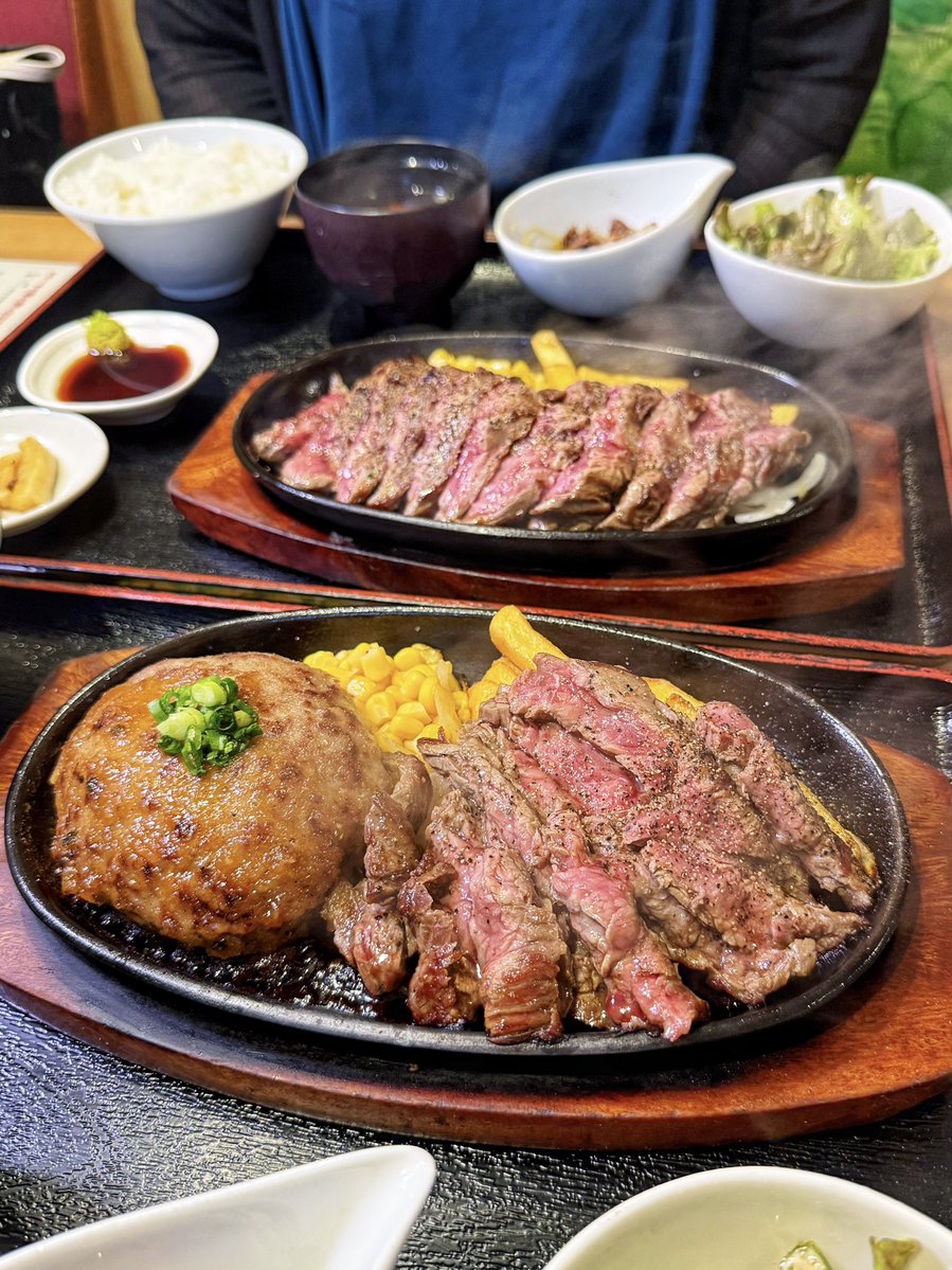 komashi's tweet photo. 1000円以下から楽しめるお店に激熱ステーキのうちはらみ登場。80円のサラダなのに量が多い(嬉) https://t.co/h6voaP9cvv