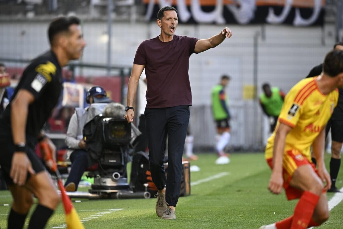 lequipe's tweet photo. INFO L'ÉQUIPE. L'entraîneur allemand du RC Lens Dino Toppmöller va déjà être débarqué par sa direction après seulement quatre matches de Ligue 1. Il ne sera pas sur le banc contre Monaco.

➡️ https://t.co/rrAIBqTNjW https://t.co/dB0MSJOUor