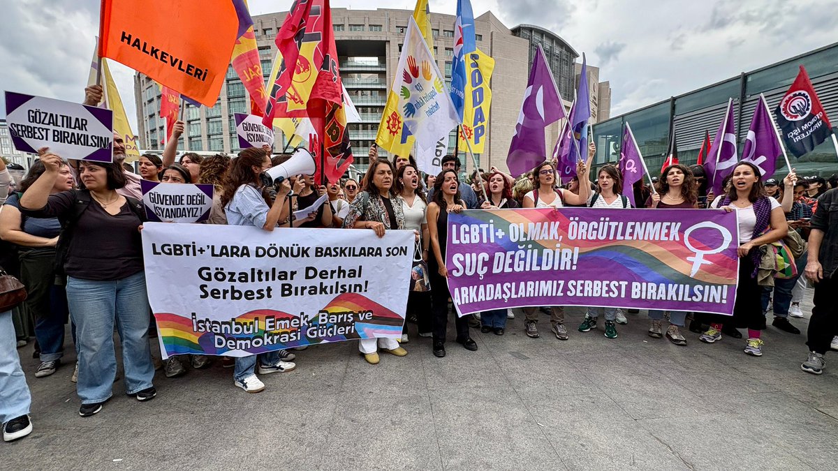 aralikfeminist2's tweet photo. LGBTİ+lara yönelik haksız, hukuksuz gözaltıların, nefret saldırısının üzerini basın açıklaması için gelen kadınları ve emek demokrasi güçlerini gözaltına alarak örtmeye çalışıyorlar. Herkese susun diyorlar. Ama susmuyoruz, korkmuyoruz, itaat etmiyoruz! https://t.co/Gr7V69NpbX